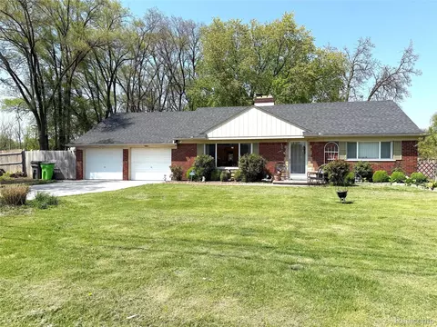 22985 Iroquois St, Clinton Township, MI 48036