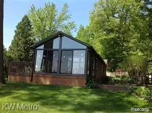 4555 Dora Ln, Lake Orion, MI 48359