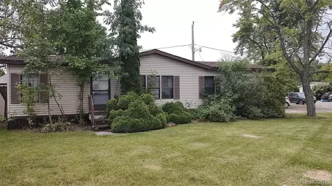 1300 Pennington Dr, Lapeer, MI 48446