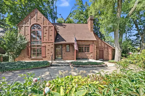 27943 Sunset Blvd W, Lathrup Village, MI 48076