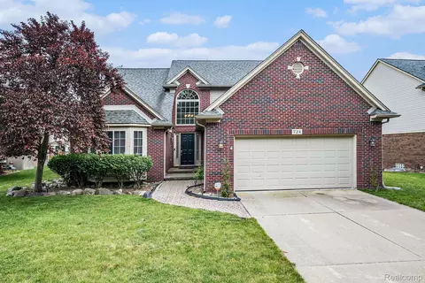 724 Pinecreek Dr, Fenton, MI 48430