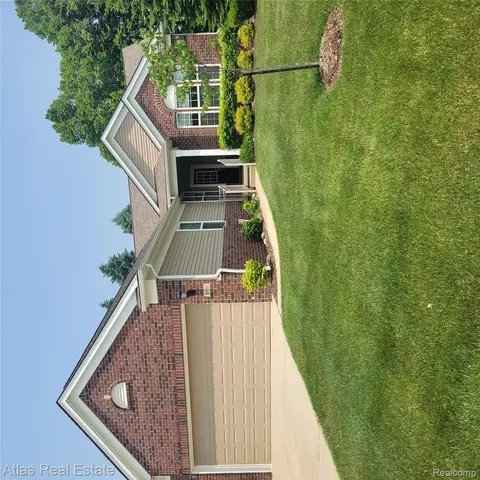 9100 N Pine Valley Dr, Grand Blanc, MI 48439