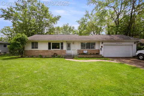 6235 Williams Lake Rd, Waterford, MI 48329