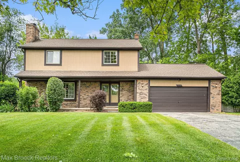 3906 Westlyn Dr, Orion, MI 48359