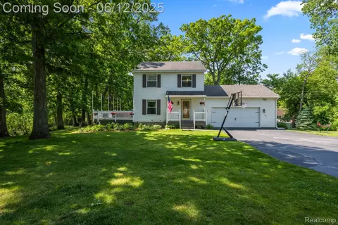 6287 Woodring Ct, Green Oak, MI 48116