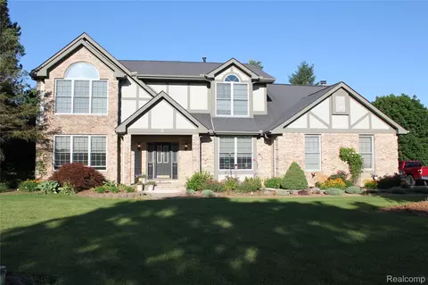 300 Crestway Ct, Saline, MI 48176