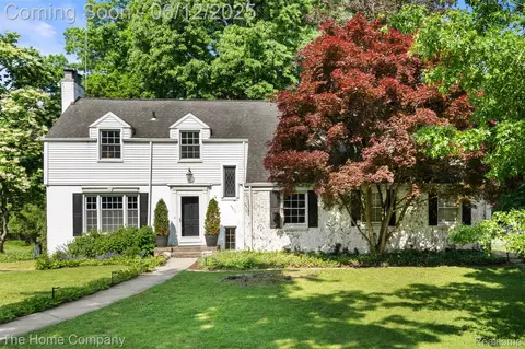28051 Santa Barbara Dr, Lathrup Village, MI 48076