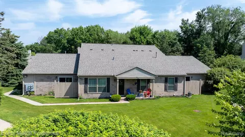 140 Pine Tree Ridge Dr #2, Waterford, MI 48327