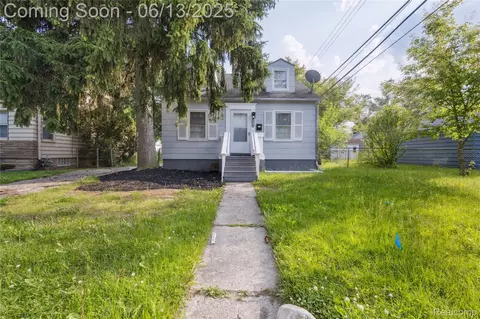 19628 Elkhart St, Harper Woods, MI 48225