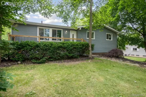 2844 Rose Center Rd, Highland, MI 48356