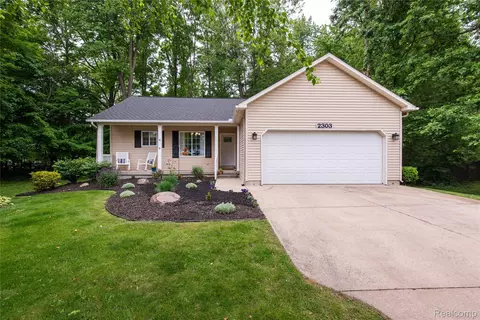 2303 Cranes Cv, Burton, MI 48519