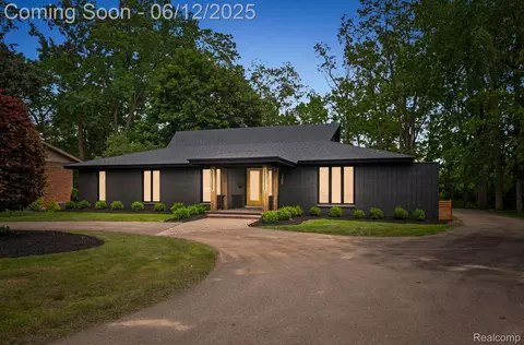 3405 Pine Estates Dr, West Bloomfield, MI 48323