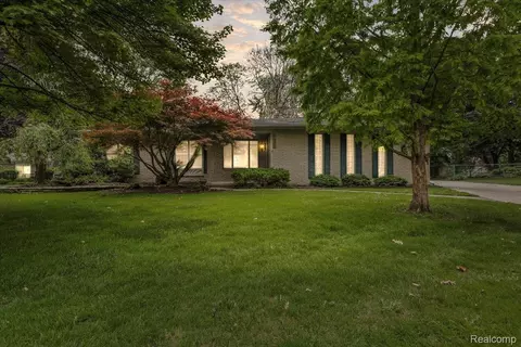 5538 Larkins Dr, Troy, MI 48085