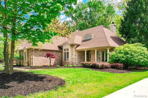 8487 Sherwood Dr, Grosse Ile, MI 48138