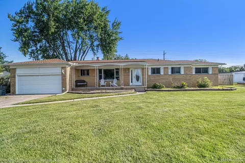 2095 Garry Dr, Troy, MI 48083