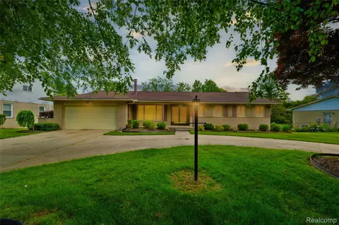 22840 Twyckingham Way, Southfield, MI 48034