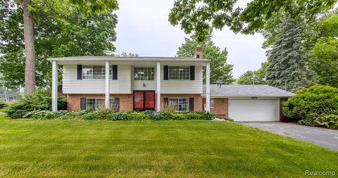 1231 Duckwood Ct, White Lake, MI 48383