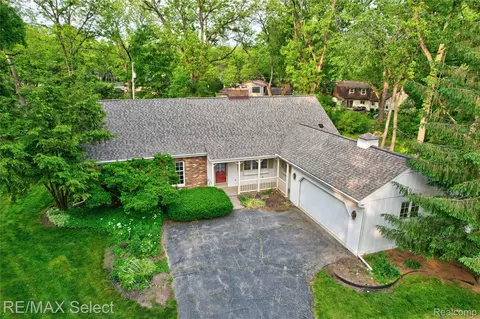 1310 Plover Dr, Highland, MI 48357