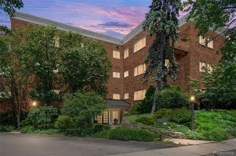 450 Oak Ave #100, Birmingham, MI 48009