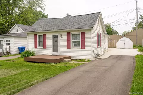 2910 Peerless Ave, Waterford, MI 48328