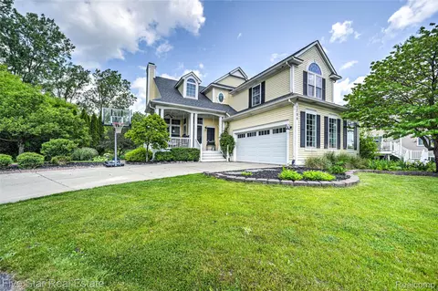 1294 Fountain View Ct, Oxford, MI 48371