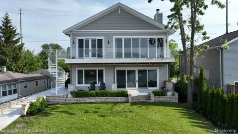 571 Dunleavy Dr, Highland, MI 48356