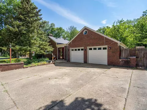 28212 Shock St, Saint Clair Shores, MI 48081