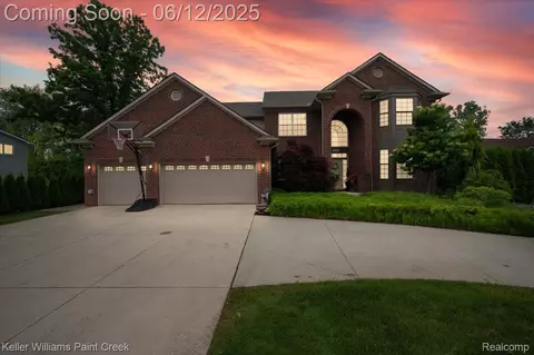 915 Harris Dr, Troy, MI 48083