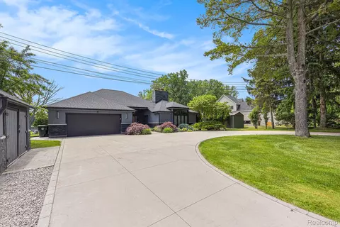 360 Gan Eden Dr, Orion, MI 48362