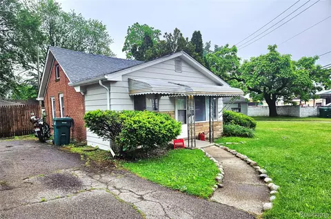 22100 Hawthorne St, Farmington, MI 48336