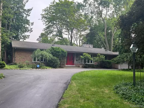 3465 Bennington Ct, Bloomfield Hills, MI 48301