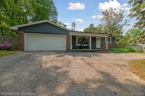5007 Clearview Dr, Independence, MI 48348