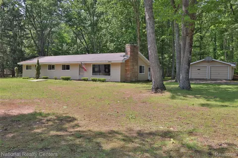 10475 W Higgins Lake Dr, Lyon, MI 48653