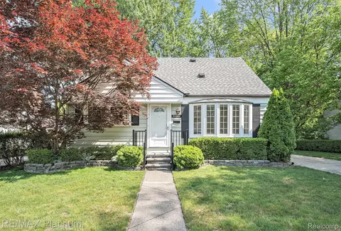 32260 Rosslyn Ave, Garden City, MI 48135