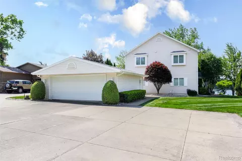 6081 Byram Lake Dr, Fenton, MI 48451