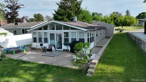 579 Dunleavy Dr, Highland, MI 48356