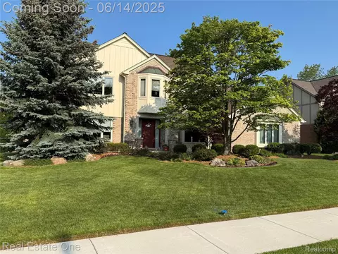 19239 Glen Eagles Dr, Livonia, MI 48152