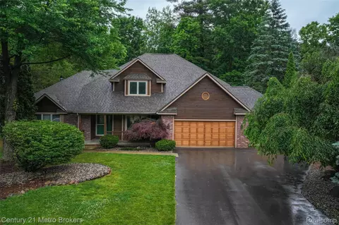 751 River Edge Ct, Flushing, MI 48433