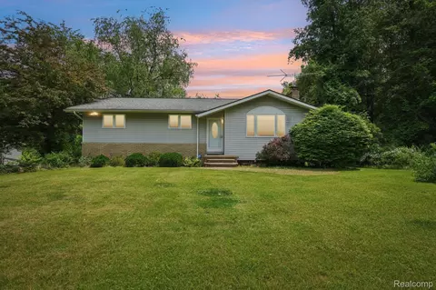 2701 Lakeville Rd, Addison, MI 48370