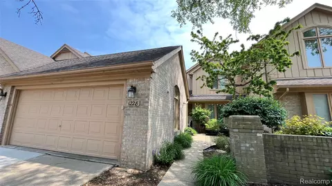1228 Autumn Dr, Troy, MI 48098