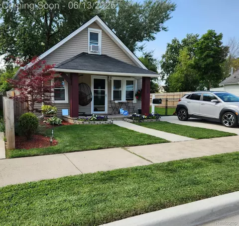 8100 Toepfer Rd, Warren, MI 48089