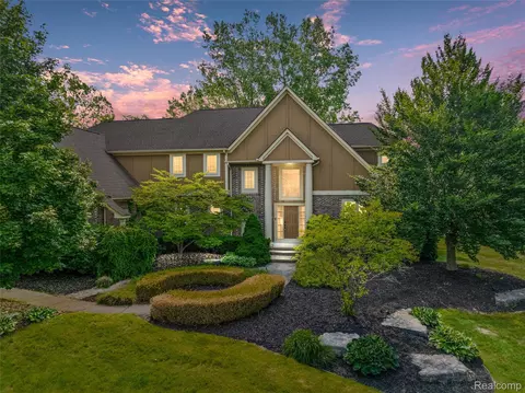 8897 Stoney Creek Dr, Green Oak, MI 48178