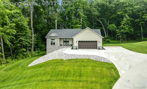10327 9 Mile Rd, Green Oak, MI 48189