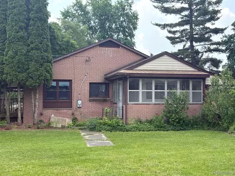 206 S Hospital Rd, Waterford, MI 48327
