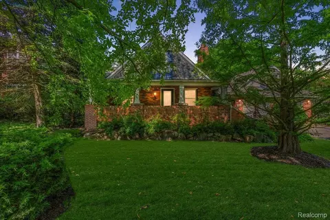 2280 Island View Dr, West Bloomfield, MI 48324