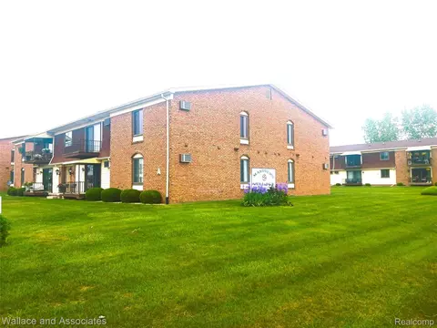 1900 River Rd #2, Marysville, MI 48040
