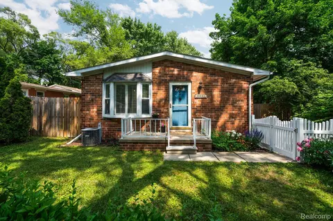 3341 Creek Dr, Ann Arbor, MI 48108
