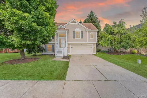 332 Lake Meadow Dr, Waterford, MI 48327