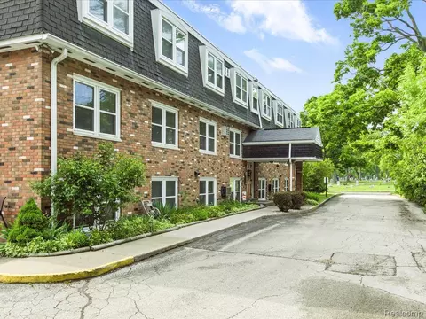 810 Holland Ave #5, Port Huron, MI 48060