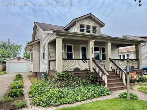 1323 16th St, Port Huron, MI 48060